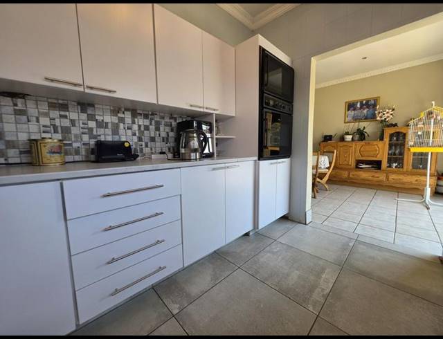 3 BEDROOM HOUSE FOR SALE IN SOUTH CREST